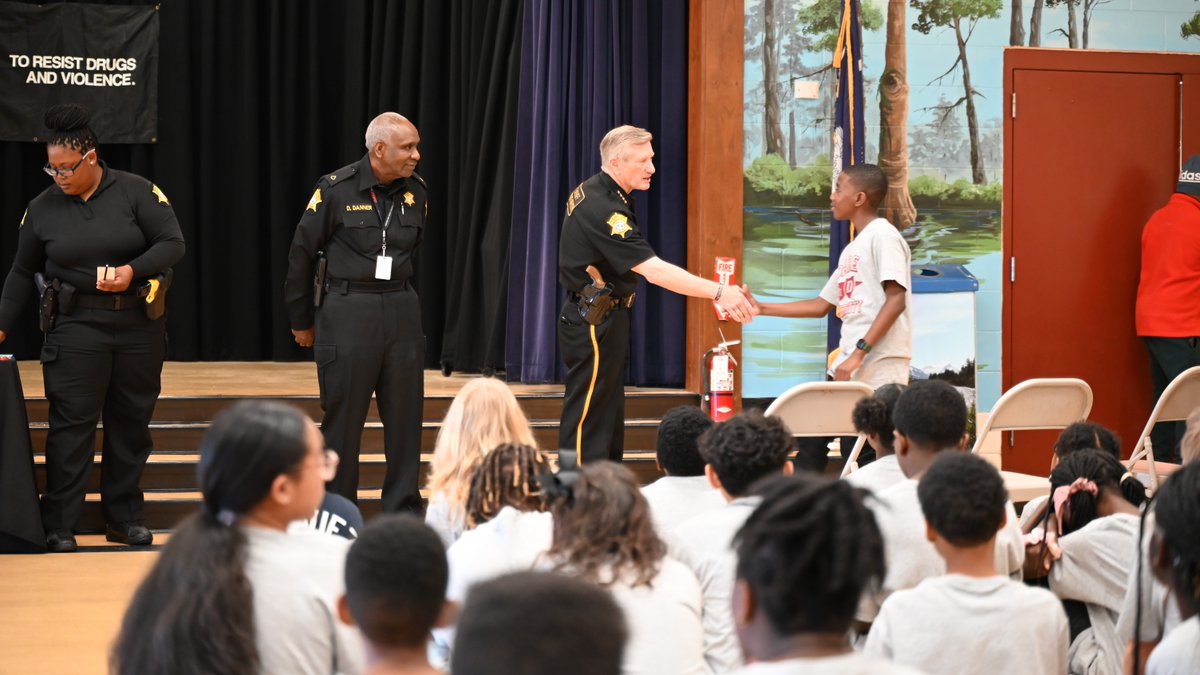 Today, we celebrate the incredible achievement of our 5th grade stars at Pontiac Elementary School who graduated from the D.A.R.E. program! They've gained vital knowledge about resisting drugs, making healthy choices, and standing strong against peer pressure.