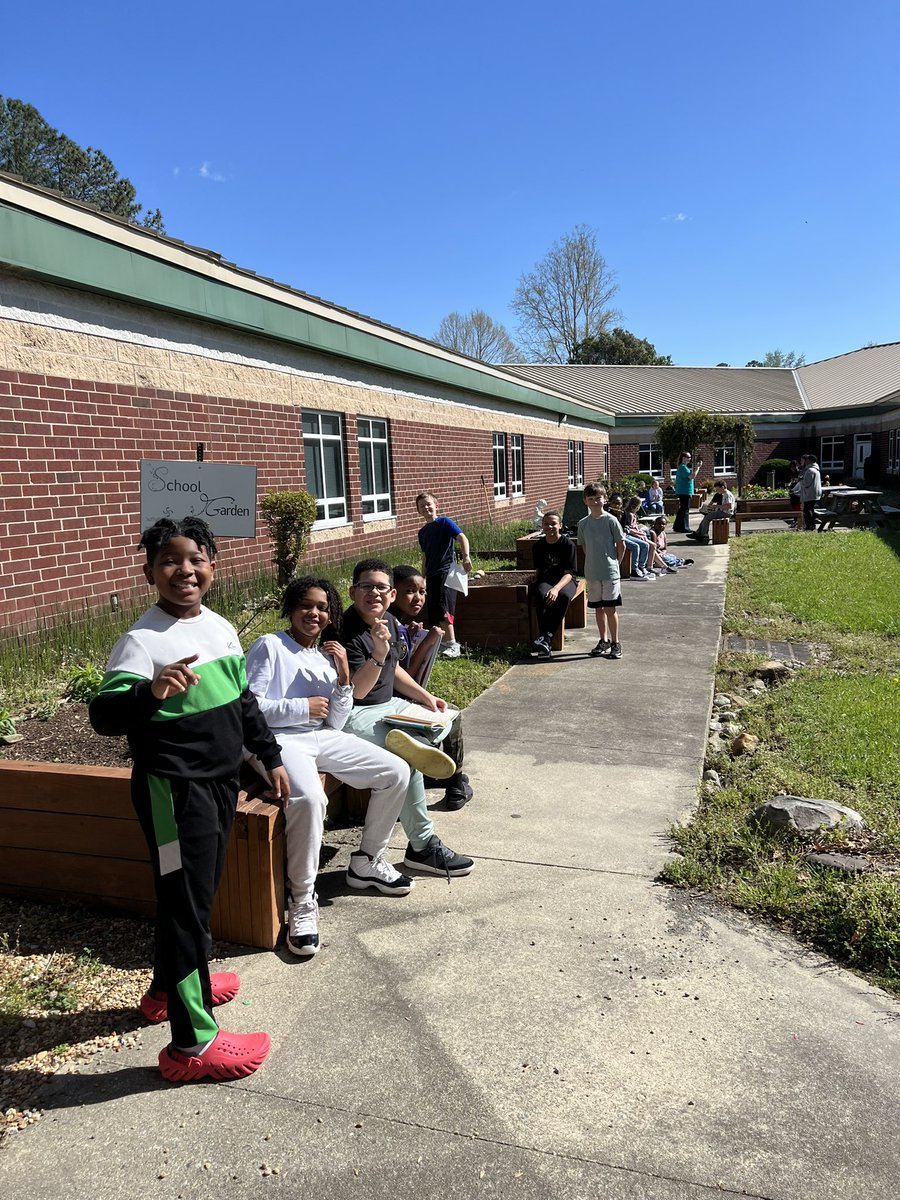 April showers yesterday brought sunshine and clear skies ☀️ perfect day for reading and learning in the courtyard! <a href="/OES_Braves/">Oakland Elementary School</a>