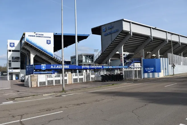 Le projet d'agrandissement du stade de l'AJ Auxerre s'invite au Département lyonne.fr/auxerre-89000/…
