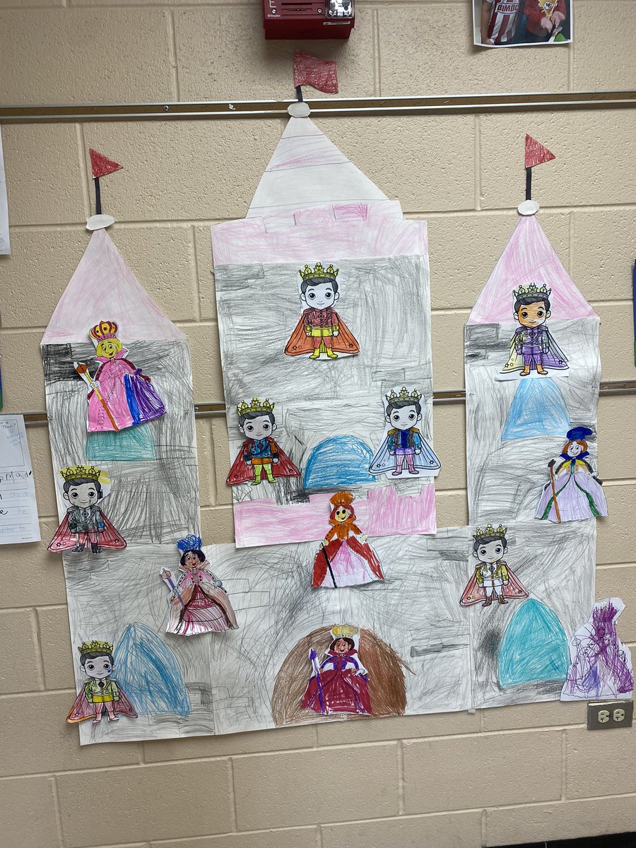 Hear ye, hear ye!!! Hannum Kindergarten students are studying kings and queens. 🤴🏼👸🏻#d123