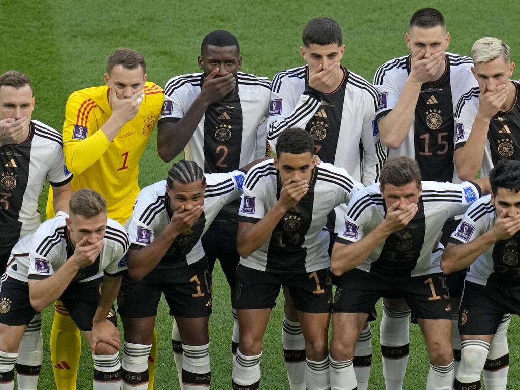 عيال ال....بس فالحين يعملوا نفسهم انهم ضد تكميم الأفواه في دعم القضايا القذره ..بينما هاذي هي حقيقتهم