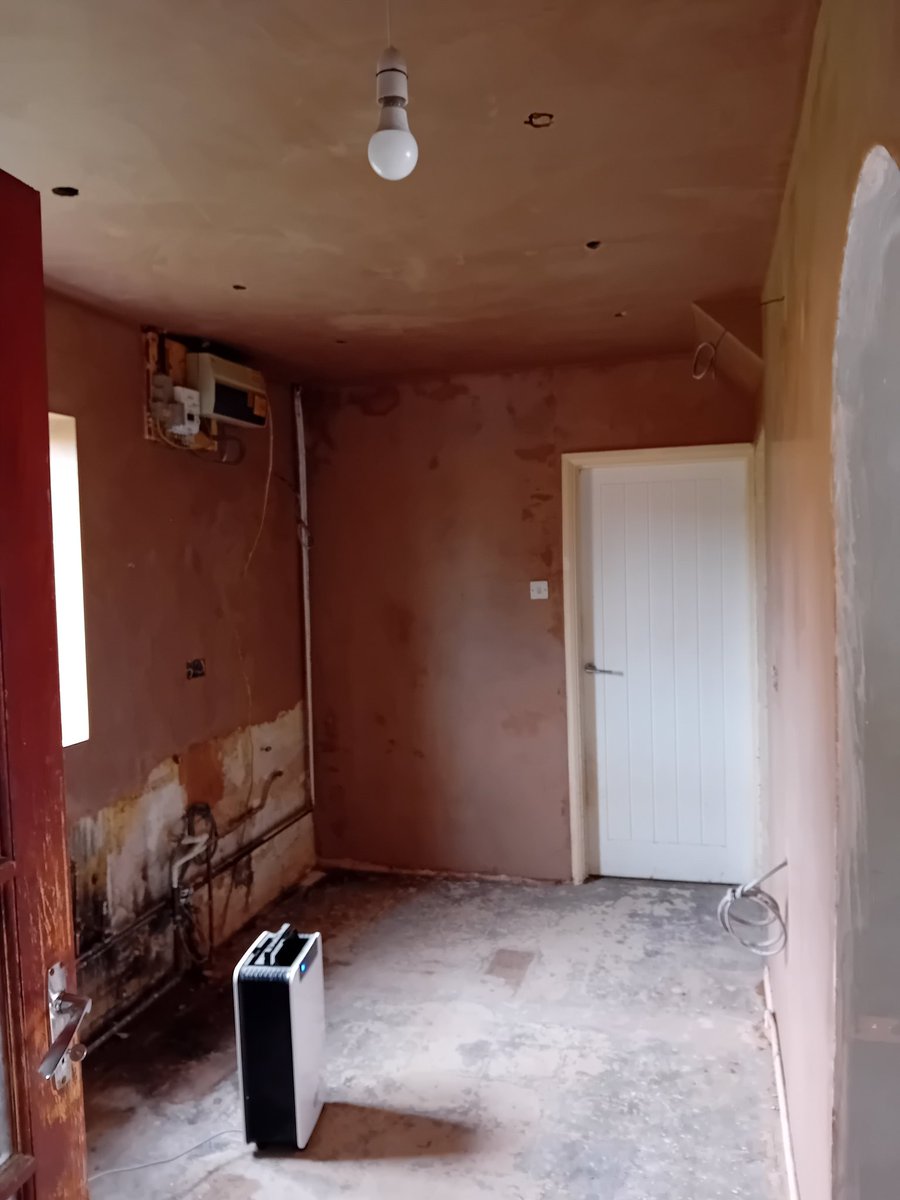 So, at the end of Day 5 ... It looks so different now that the plastering has been done !! 

#kitchen #kitchendesign #MHHSBD #plaster #plastering