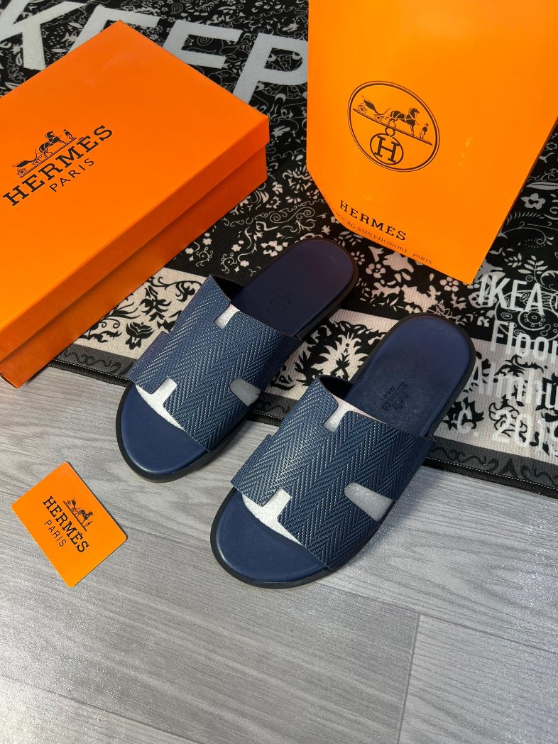 The Hermès Izmir Calfskin Sandal with The H - Cut Out 40-45=> 47,000 Naira 46=> 50,000 Naira Please retweet 🙏🙏🙏