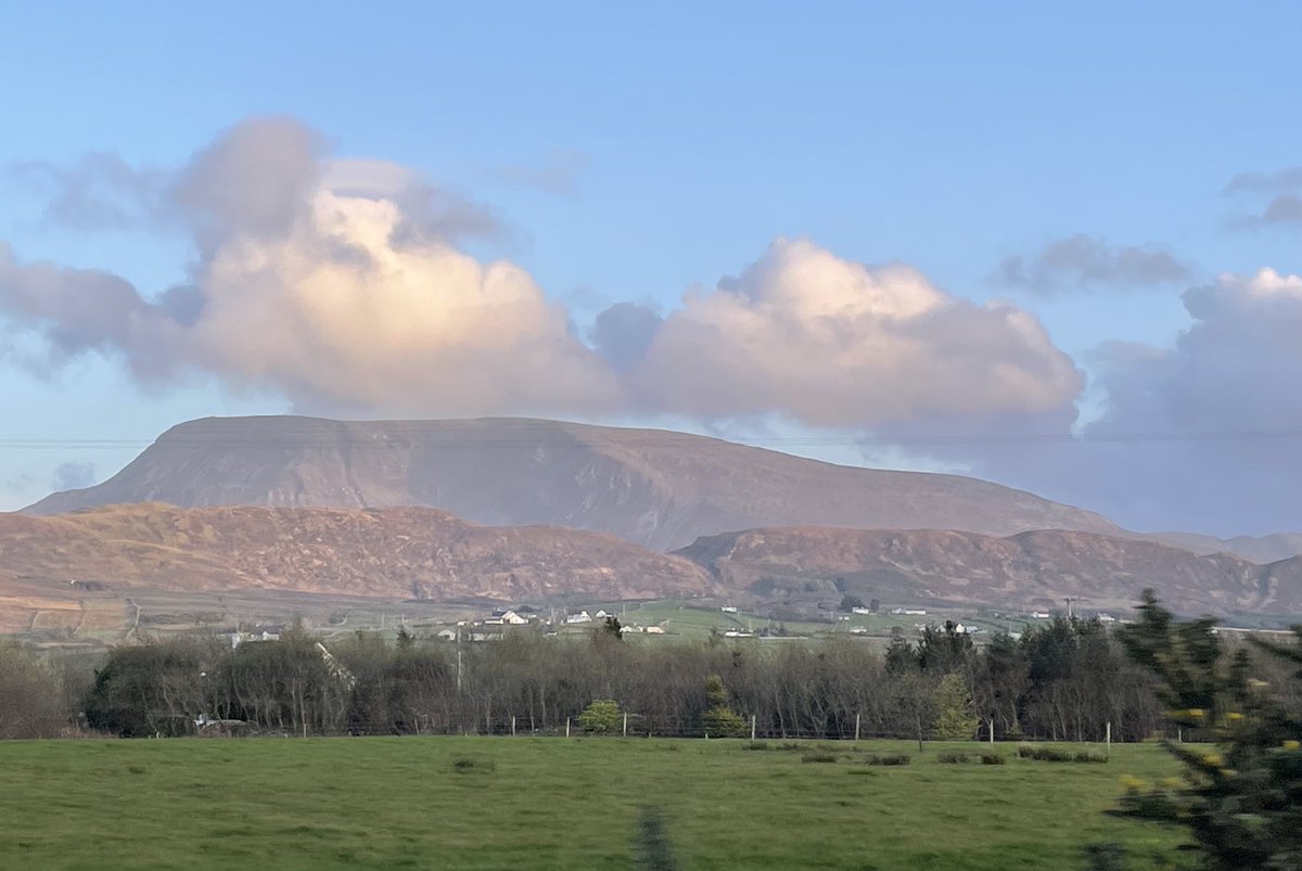 Muckish looking gorgeous in the evening sun. ⁦@welovedonegal⁩ ⁦@ThePhotoHour⁩ @wildatlanticway⁩ ⁦@DiscoverIreland⁩ ⁦@DiscoverDonegal⁩ ⁦@WAWHour⁩ #Donegal