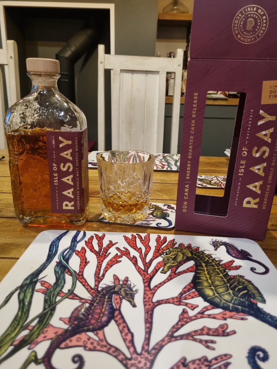 Aaaaaaaand relax! Busy week, busy day! Calling it with a beautiful one from @RaasayWhisky.. Happy Friday one and all! 🎉🎉🎉