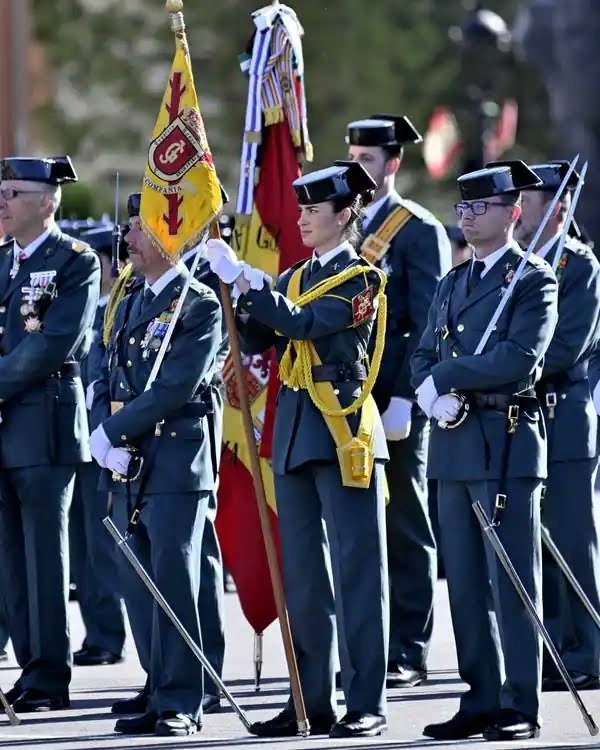 El Rey ha presidido la jura de bandera en la Academia de la Guardia Civil de Baeza donde han completado la que supone la 129 promoción de la institución. Con ellos, también han jurado la bandera otros 200 alumnos del colegio de guardias de Valdemoro. abc.es/espana/andaluc…