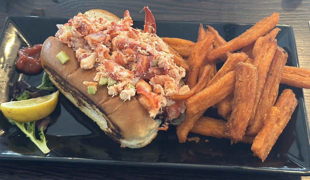 happy meal #LobsterRoll 😻