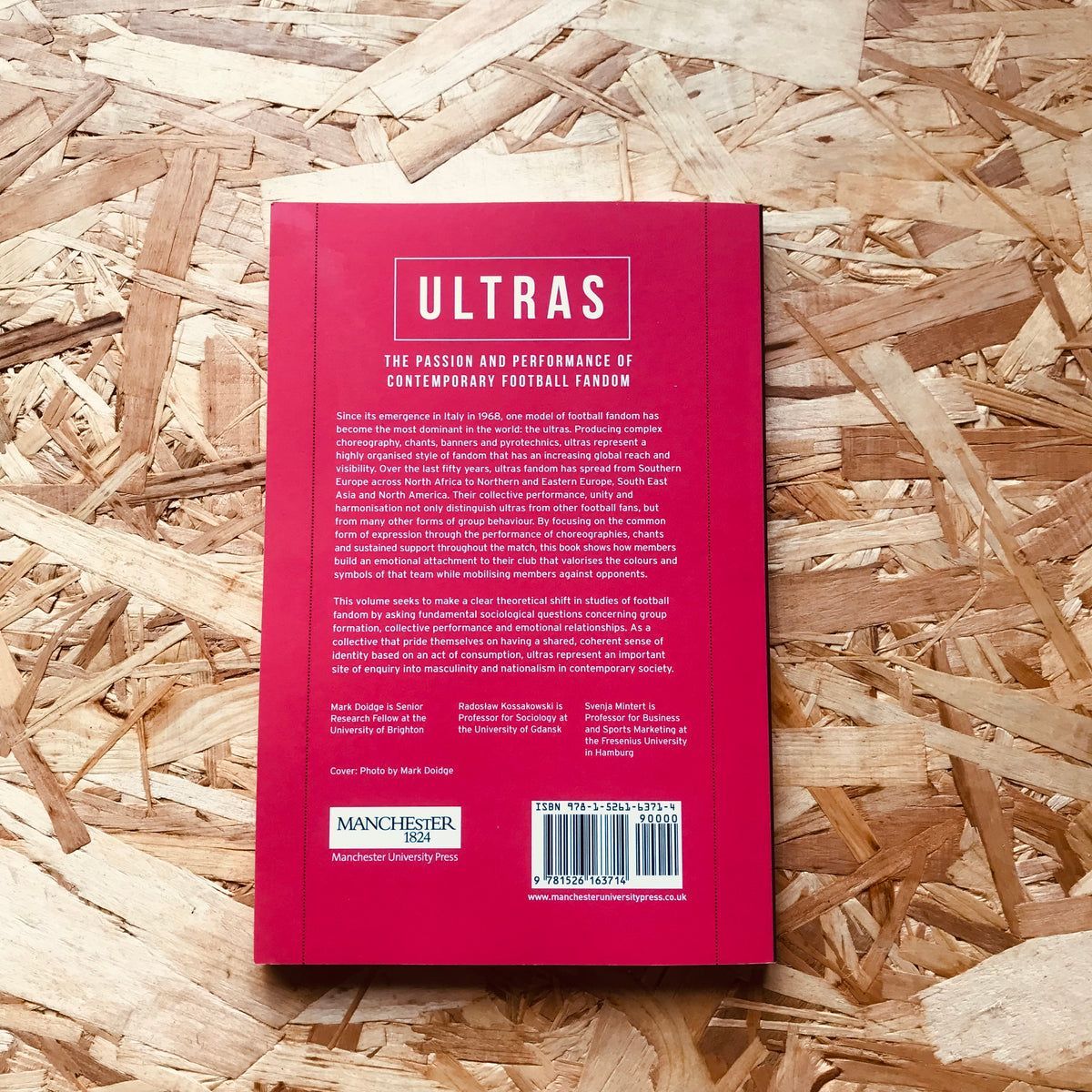 𝐑𝐄𝐒𝐓𝐎𝐂𝐊 | ULTRAS by @markdoidge et al A rigorous study of the ultras culture which emerged in Italy in 1968 and became one of the most dominant models of football fandoms in the world. @ManchesterUP 🛒 stanchionbooks.com/products/ultra…