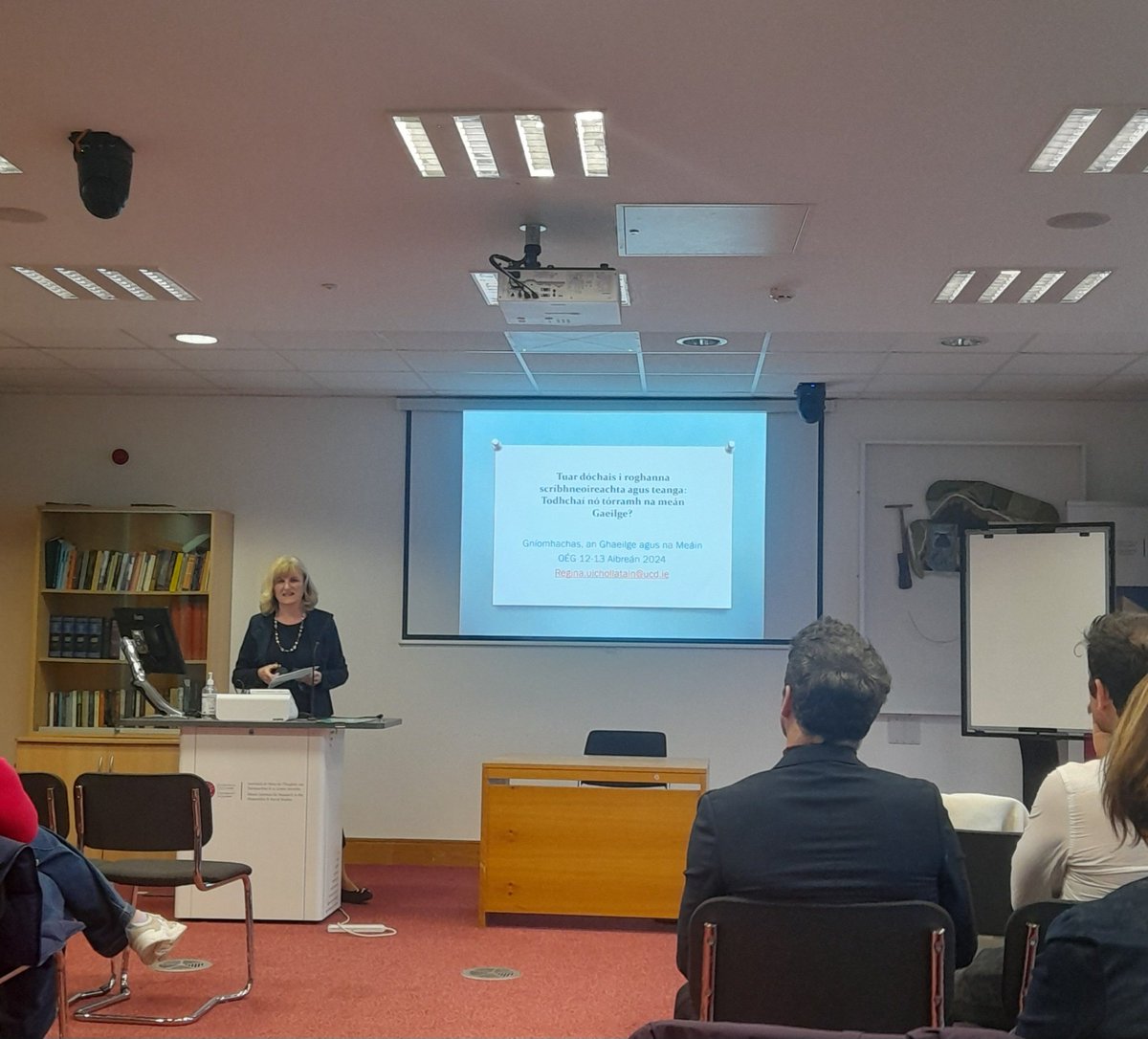 Aoife Whelan (@whelanaoif) on Twitter photo Eochairchaint fhíorspéisiúil tugtha ag an Ollamh Regina Uí Chollatáin <a href="/UCDScoilGLCB/">UCD Scoil ICSF</a> <a href="/HumanitiesUCD/">UCD Arts&Humanities</a> ar stair agus ar thodhchaí na meán Gaeilge in <a href="/GaeilgeOnaG/">Gaeilge, Ollscoil na Gaillimhe</a> inniu. Tús láidir le comhdháil ar na meáin Ghaeilge. Eochairchaint fhíorspéisiúil tugtha ag an Ollamh Regina Uí Chollatáin <a href="/UCDScoilGLCB/">UCD Scoil ICSF</a> <a href="/HumanitiesUCD/">UCD Arts&Humanities</a> ar stair agus ar thodhchaí na meán Gaeilge in <a href="/GaeilgeOnaG/">Gaeilge, Ollscoil na Gaillimhe</a> inniu. Tús láidir le comhdháil ar na meáin Ghaeilge.