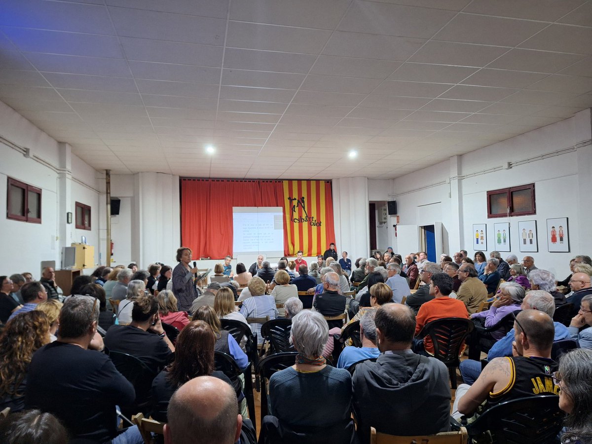 Barri # Montolivet avui reunits per dir que volem reformar el barri, però NO un pla imposat per @Olotuit. Volem un procés participatiu! Ens ajudeu? @CUPOlot @ERCOlot