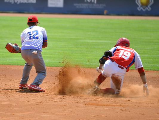 #Cuba cedió contra Argentina en Panamericano de #softbol Exhibe tres victorias y cuatro derrotas. Obligada a vencer este sábado a Honduras. jit.cu/NewsDetails.as…