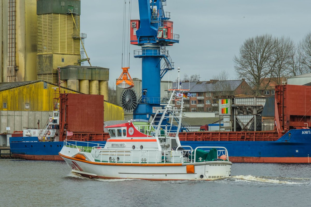 #SK #BERTHOLD BEITZ am 12.04.2023 auf dem Weg von #Freest (DE) über #Laboe (DE), über #Cuxhaven (DE) nach #Wilhelmshaven (DE) im #NOK Höhe #Osterrönfeld.

#TeamSeenotretter 
#Seenotretter #seenotsprecher #Seenotrettungskreuzer #DGzRS