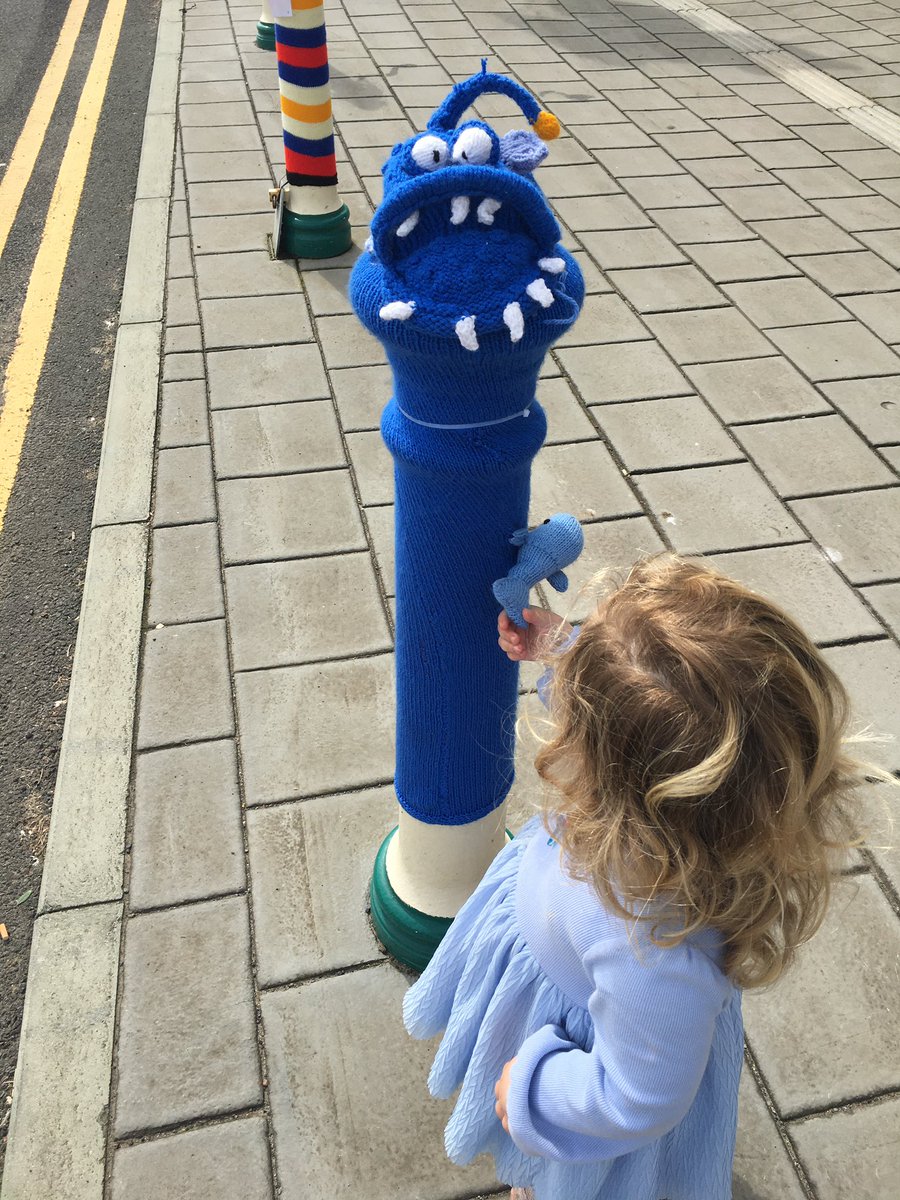 Wonderful #yarnbombing  outside @RNLI  in #Penarth today.
The granddaughter loved them too.