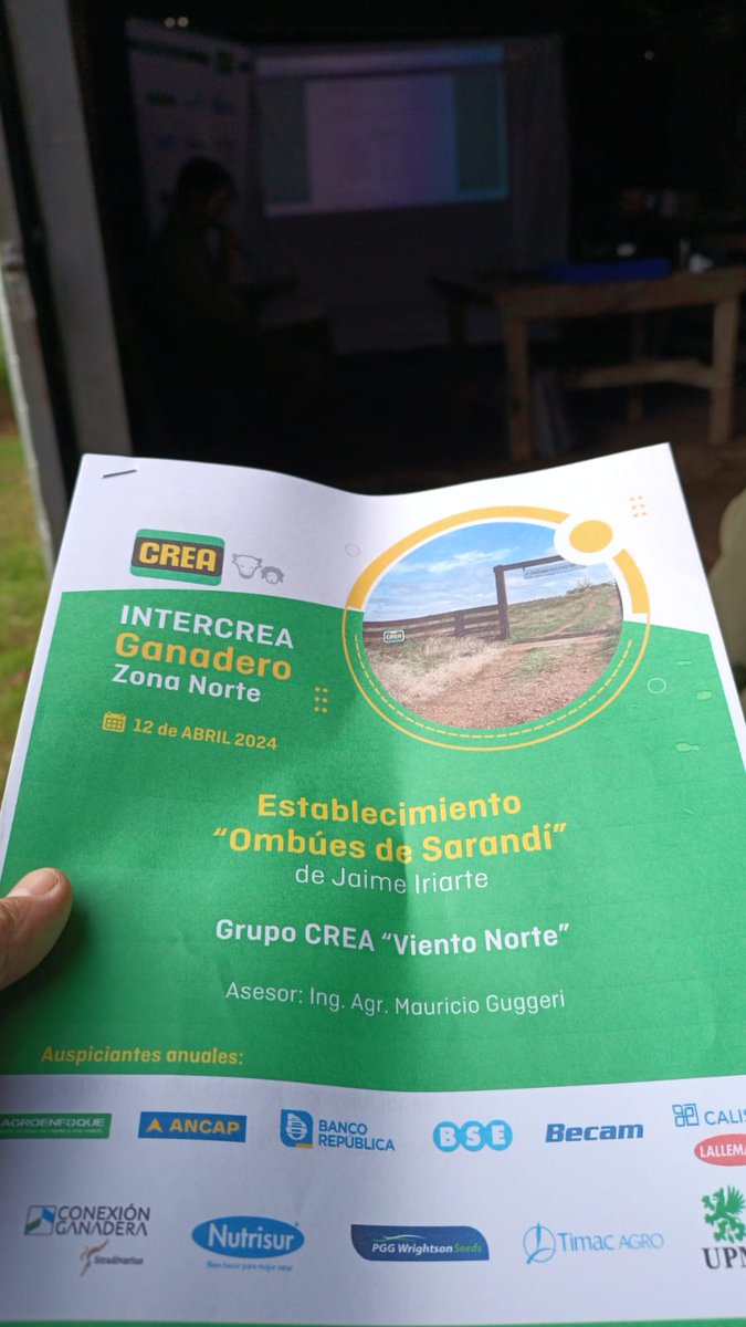 FUCREA's tweet photo. Hoy en el InterCREA de la Zona Norte tuvimos otro rico intercambio entre productores de la zona, visitando el Establecimiento “Ombués de Sarandí” del Grupo CREA “Viento Norte”.

Al mejor estilo CREA, el conocimiento fue de ida y vuelta. ¡Gracias Flia. Iriarte!
#crecemosengrupo https://t.co/rQ4sdteldF