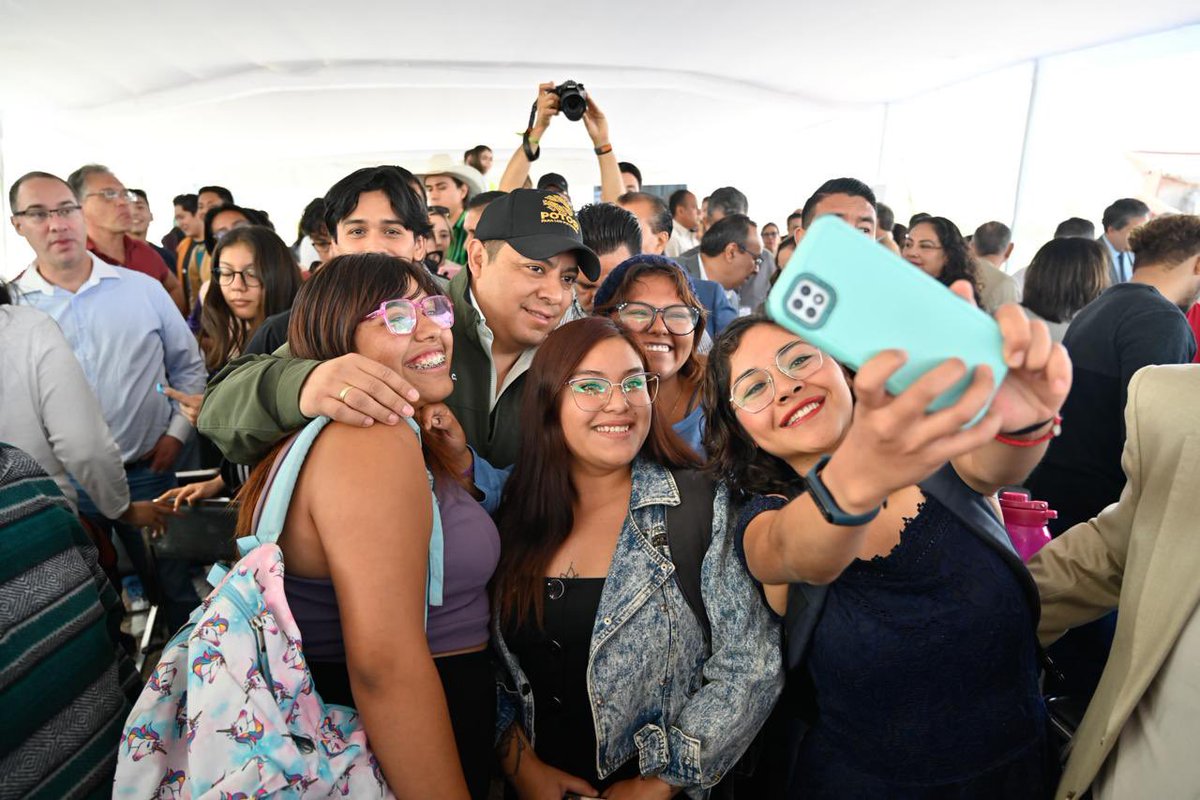 Me dio mucho gusto saludar a mis ahijadxs de la Universidad Autónoma de San Luis Potosí. Hoy tienen un gobernador amigo que les escucha y les ayuda a salir adelante. 👏🏼