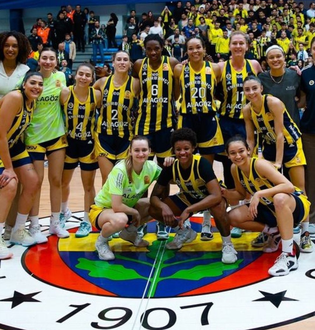 ALAŞEHİR FENERBAHÇELİLER DERNEĞİ #FENEROL 𓅪¹⁹⁰⁷ (@alasehirfbd1907) on Twitter photo Fenerbahçe dün akşam erkekler futbolda Konfederasyon Kupası çeyrek final oynadı
Bu akşam #EuroLeague kadınlar basketbolda finale yükseldi
Erkek basketbol Olympiakos ile #EuroLeague oynuyor
Dünyanın En Büyük Spor Kulübü Fenerbahçe <a href="/Fenerbahce/">Fenerbahçe SK</a> <a href="/FBBasketbol/">Fenerbahçe Beko</a> <a href="/fbkadinbasket/">Fenerbahçe Opet</a> Fenerbahçe dün akşam erkekler futbolda Konfederasyon Kupası çeyrek final oynadı
Bu akşam #EuroLeague kadınlar basketbolda finale yükseldi
Erkek basketbol Olympiakos ile #EuroLeague oynuyor
Dünyanın En Büyük Spor Kulübü Fenerbahçe <a href="/Fenerbahce/">Fenerbahçe SK</a> <a href="/FBBasketbol/">Fenerbahçe Beko</a> <a href="/fbkadinbasket/">Fenerbahçe Opet</a>