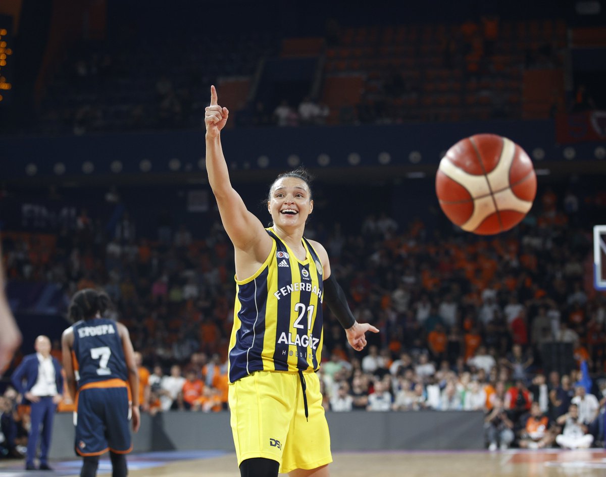 Kayla McBride: “Öncelikle buradaki atmosfer için Mersin halkına teşekkür ediyorum. Basketbol açısından güzel bir gündü. Halkın basketbola ilgili Türk basketbolu ve bizler için çok önemli.  Fenerbahçe’de oynamak çok özel. Uzun yıllardır burada oynuyorum ve çok özel deneyim. Kendi…