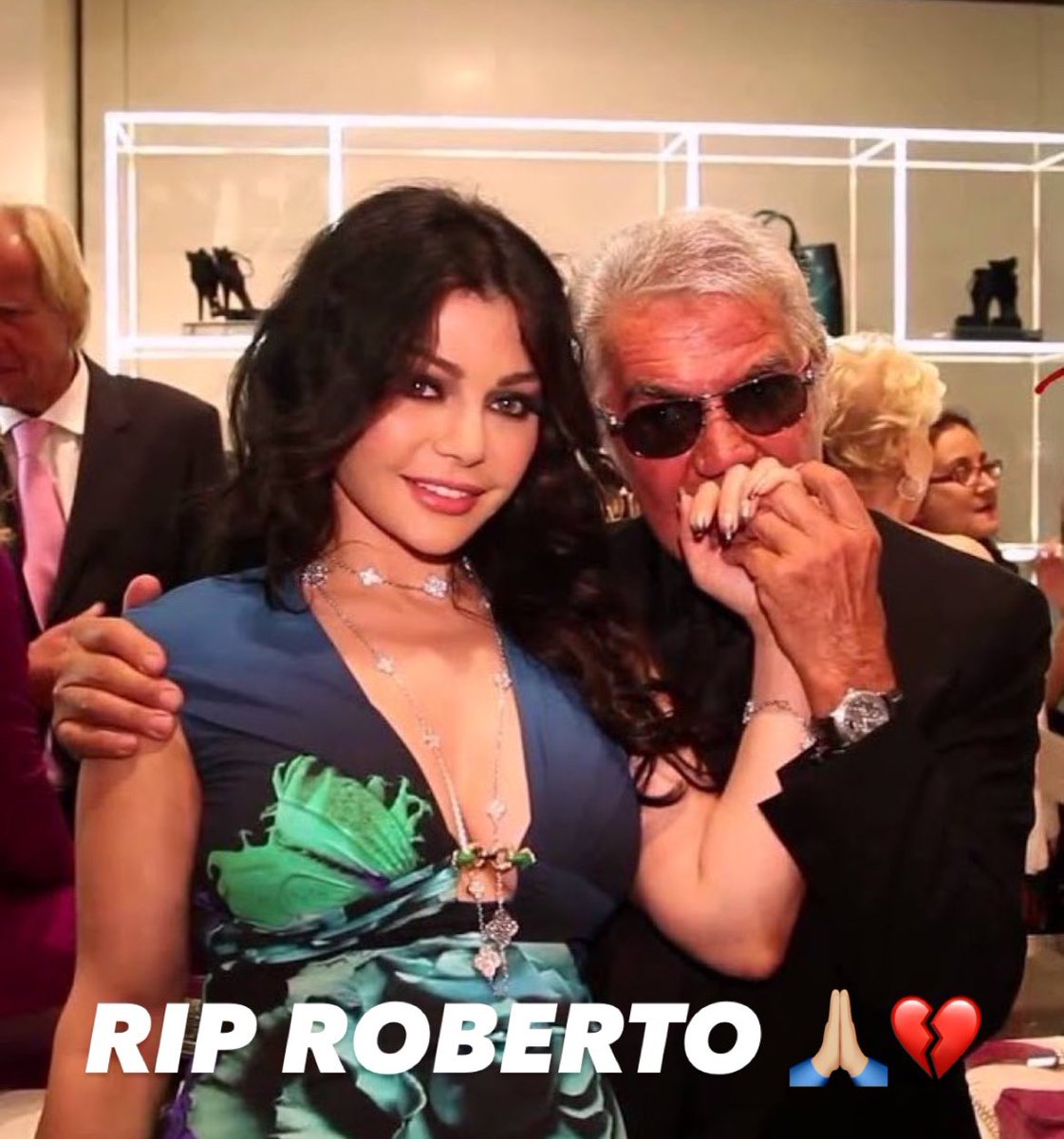 haifawehbe_news's tweet photo. 🔴 وفاة مصمّم الأزياء العالمي #روبيرتو_كافالي بعد صراع مع المرض 💔
يذكر أنّ علاقة صداقة قويّة جمعت المرحوم بالديڤا #هيفاء_وهبي على مدار سنوات مترافقة بسلسلة كبيرة من النجاحات بحيث كانت نجمته العربية المفضّلة ✨
@HaifaWehbe @Roberto_Cavalli https://t.co/gIVnZ6omaP
