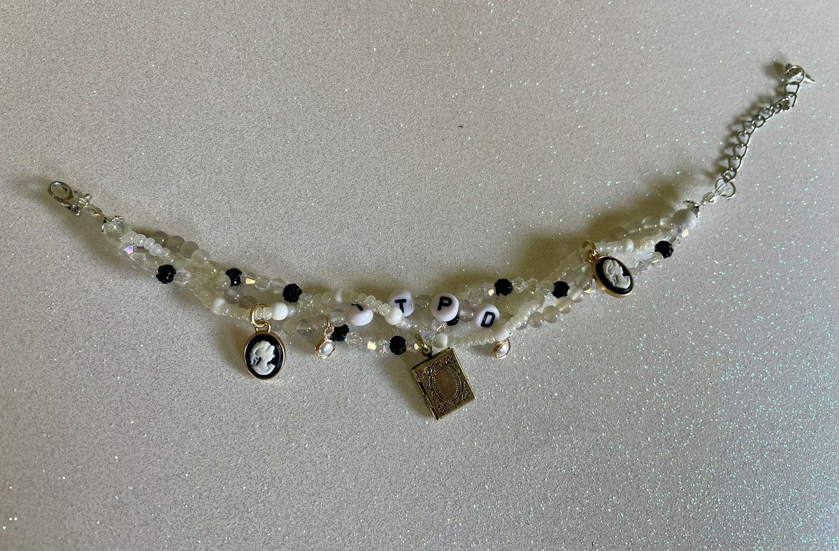 ❣️ GIVEAWAY ❣️
#TSTTPD inspired charm bracelet handmade by me 🤍
to enter:
-rt/like 
-follow (or have open dms)
that’s it! 🫶🏼 winner will be drawn randomly  at 9 PM on monday 
good luck 🤍