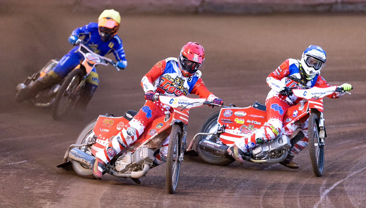 TIGERS SIX-UP! Hugely dramatic start as Ashfield erupts with two opening 5-1s but Monarchs fighting back as the rain now comes down. 21-15 after six races. #WeAreGlasgow🔴⚪️