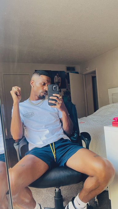1 pic. My barber don’t play about me ?‍? https://t.co/3GJhvUc6Jd