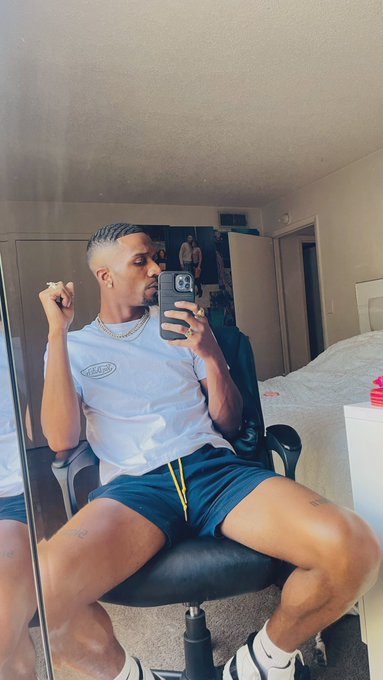 2 pic. My barber don’t play about me ?‍? https://t.co/3GJhvUc6Jd