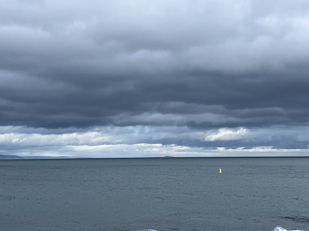 in questi posti davanti al mare con questi cieli sopra il mare