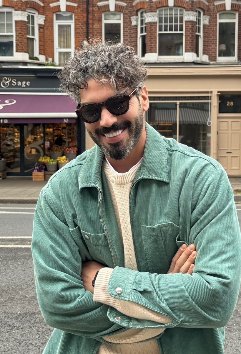 love this cute smile and 
those gray curly hair 🙈😍

#ŞükrüÖzyıldız #Handsome