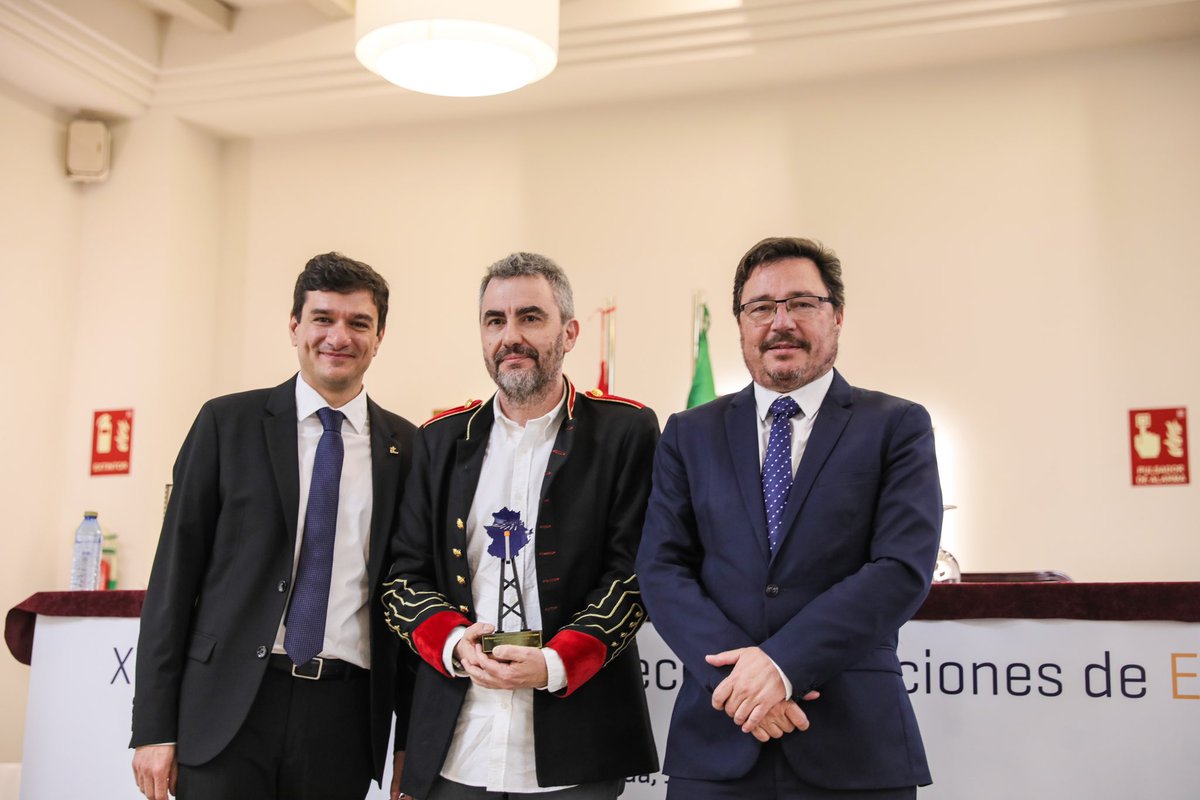 aexit_es's tweet photo. 🏆 #XVIIIEncuentroTelecoEx
 
El premio AEXIT 2024 a la mejor iniciativa empresarial en el Sector Tecnológico es para EM3Works, spin off de la @infouex dedicada a dar soporte y diseño electromagnético integral de grandes plataformas. Lo entrega @GuiSantamaria a @luislandesa. https://t.co/aajcqrAgPD
