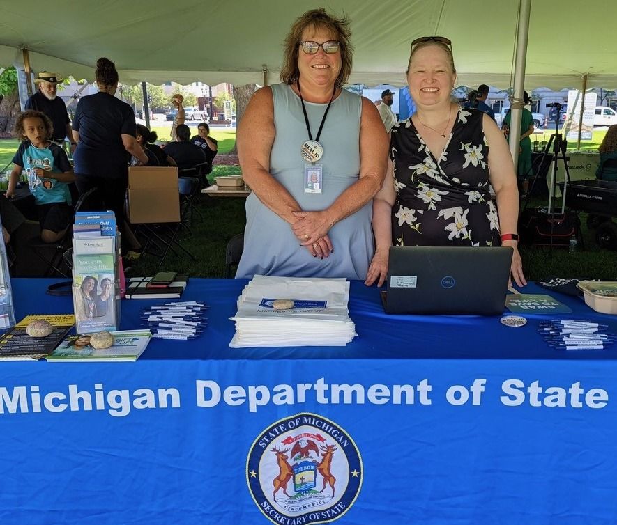 Laura Lehman, a stalwart presence at Michigan’s Dept. of State for 17+ years, has collaborated with Gift of Life Michigan & Eversight, organizing the Donate Life Month event, and spreading awareness on organ donation via Detroit Auto Show & MDOS socials.