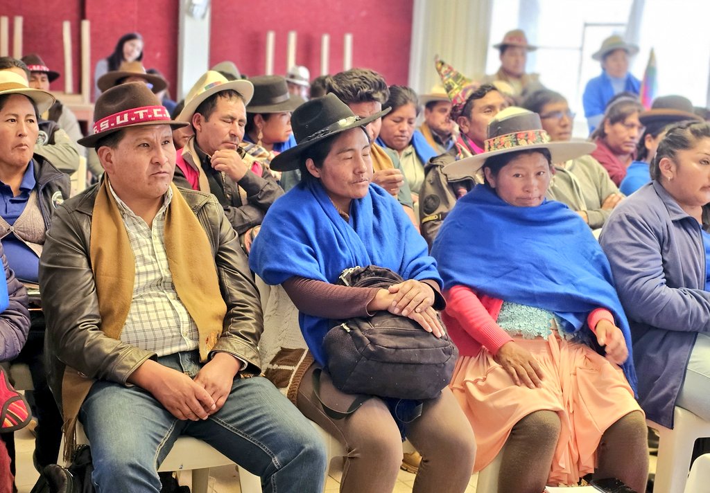 Productiva reunión con las fuerzas sociales más importantes del departamento de Oruro, organizados como Pacto de Unidad. Todos manifestaron su preocupación por los intentos de proscripción a nuestro Instrumento Político MAS-IPSP y la inhabilitación de Evo que vienen desde la…