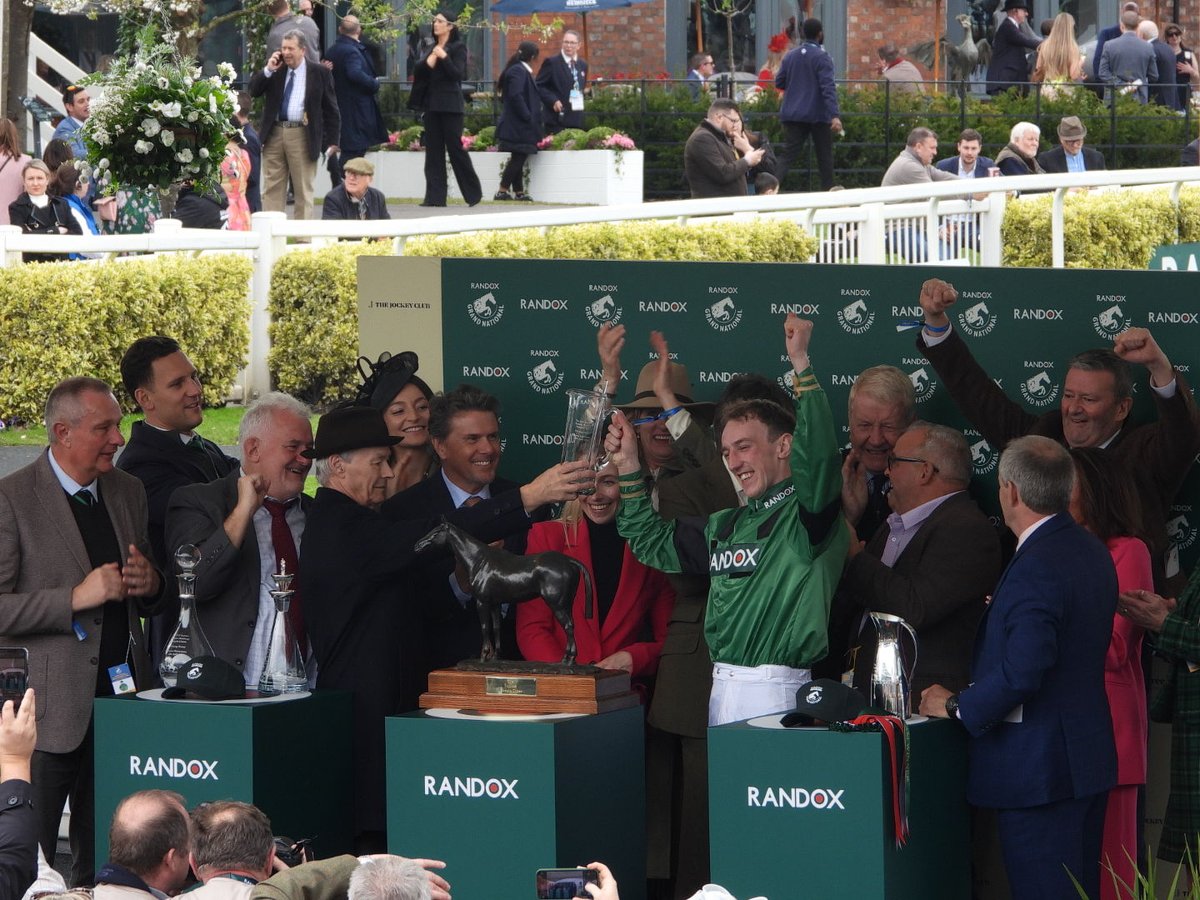 ARIZONA CARDINAL and @CM_Gethings win the Topham Handicap Chase @AintreeRaces today for @sedmundsracing