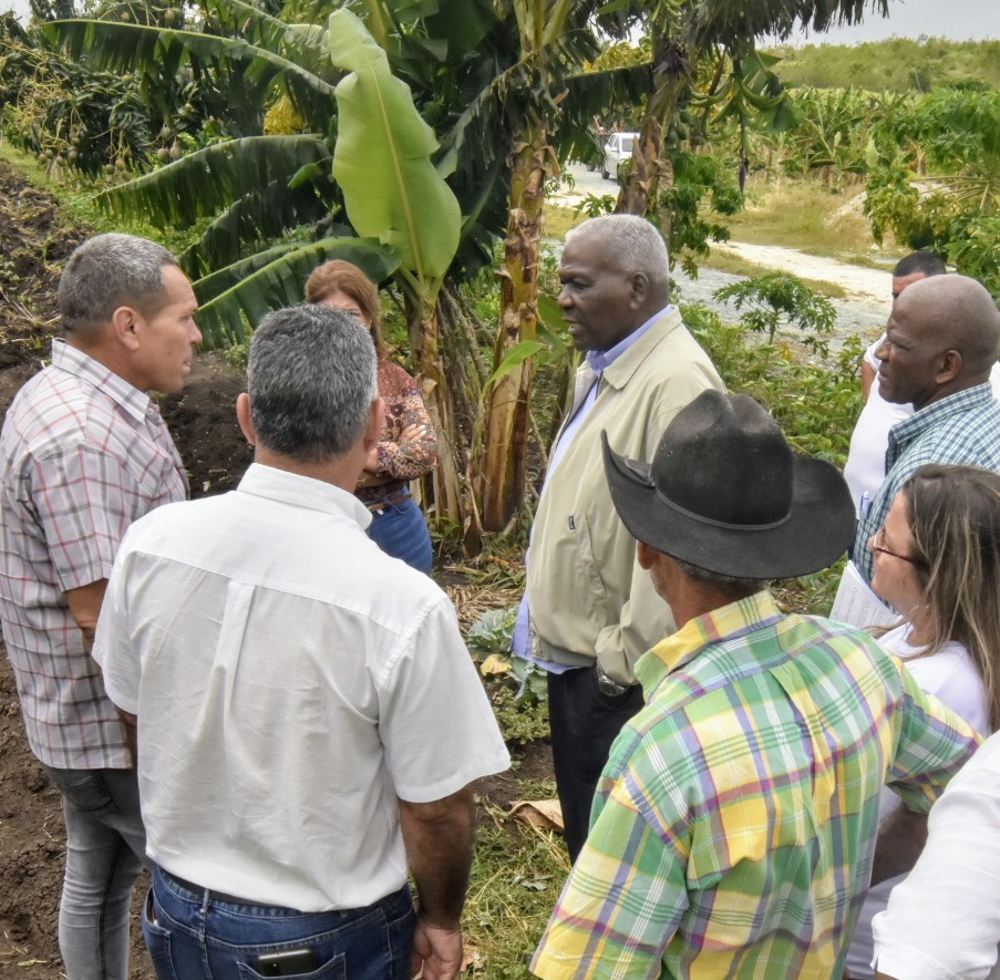 Esteban Lazo apreció las producciones agropecuarias obtenidas en la finca de Jorge Luis Durán, productor de la Unidad Básica de Producción Cooperativa (UBPC) 'Julio Rufín', vinculada a la Empresa Agropecuaria Santa Cruz del Norte