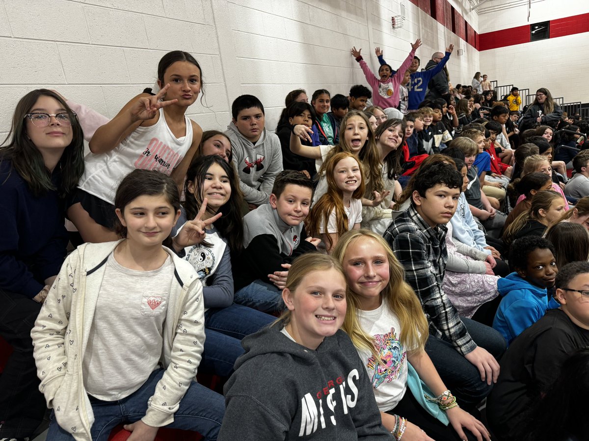 Took our 5th graders to check out TMS! They are ready to be Raiders. ❤️🖤 @KnoxESKnights @knox_mcintosh
