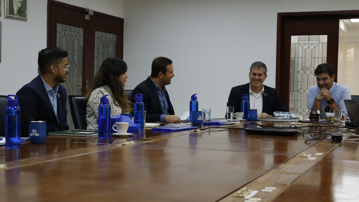 El embajador @galida12, acompañado del equipo de @ComercioCOLISR, sostuvo una frúctifera reunión con @estralejandro, gerente de @acueductobga. En este encuentro se habló del uso de energías renovables, el manejo inteligente de aguas residuales y el interés por implementar…