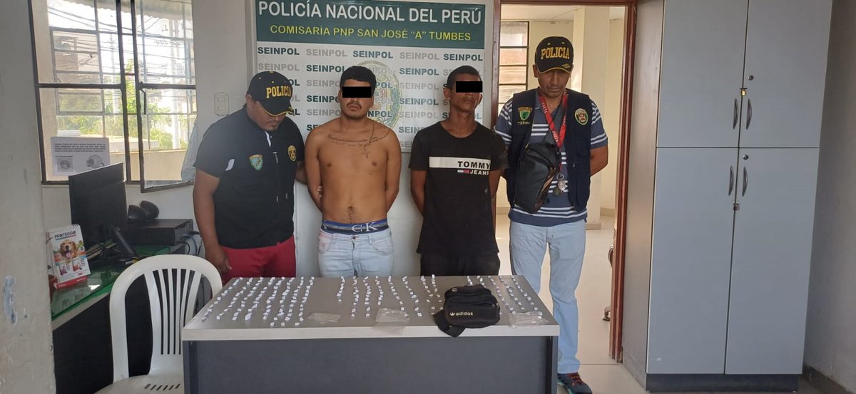 La banda delictiva Los Cochinos del Triunfo, presuntamente dedicados a la microcomercialización de drogas fue desarticulada por agentes del Grupo Terna #Tumbes, luego de un operativo contra la delincuencia común. Se les decomisó bolsitas que contenían PBC. #PerúSeguro