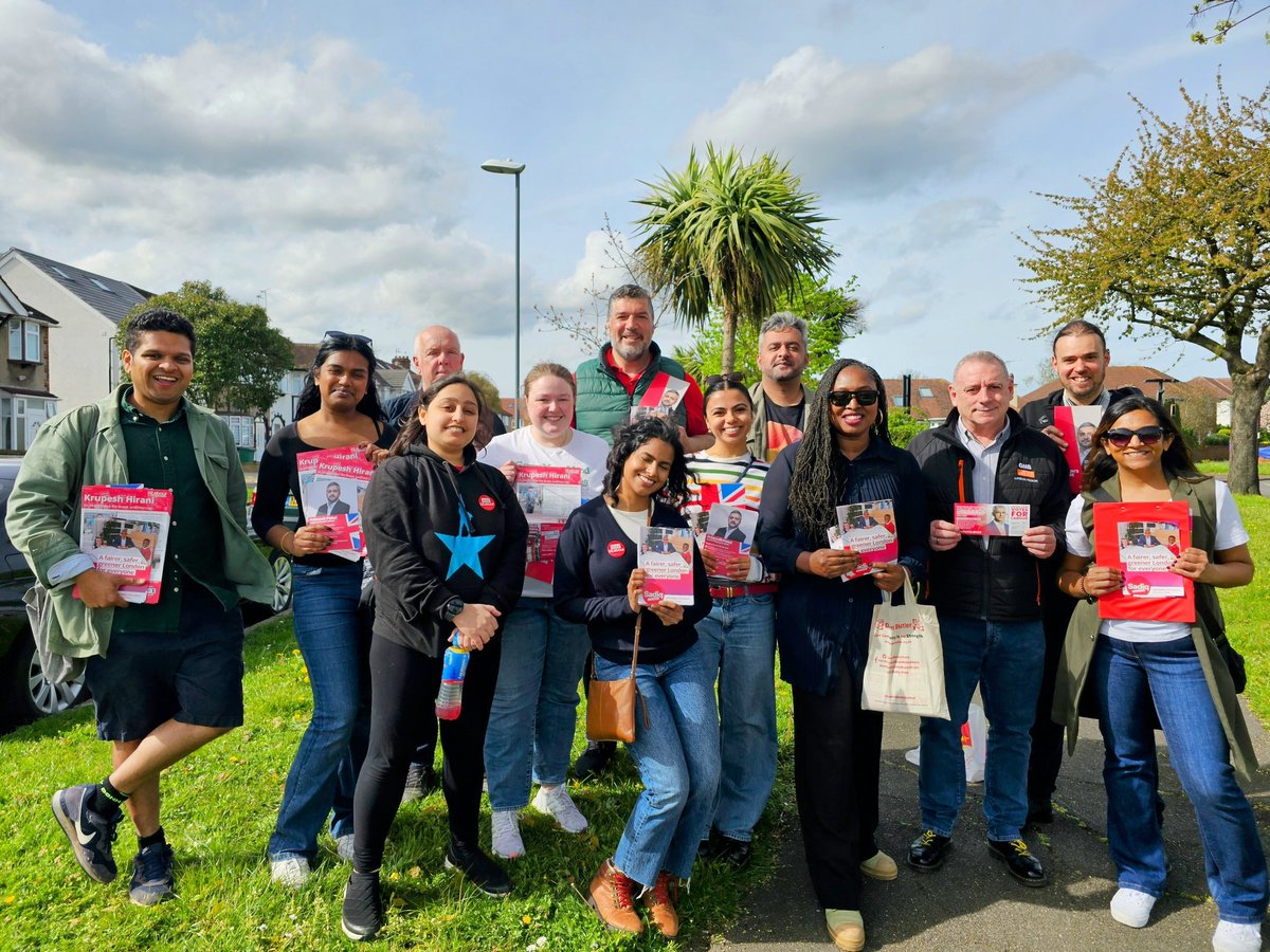 A very positive canvassing session in a sunny #HarrowEast . Thanks to the wonderful @DawnButlerBrent on the doorstep for @SadiqKhan @KrupeshHirani. It's one vote , no second preference and remember your ID 🤷🏻‍♂️ @HarrowLabour @GMBPoliticsLDN
