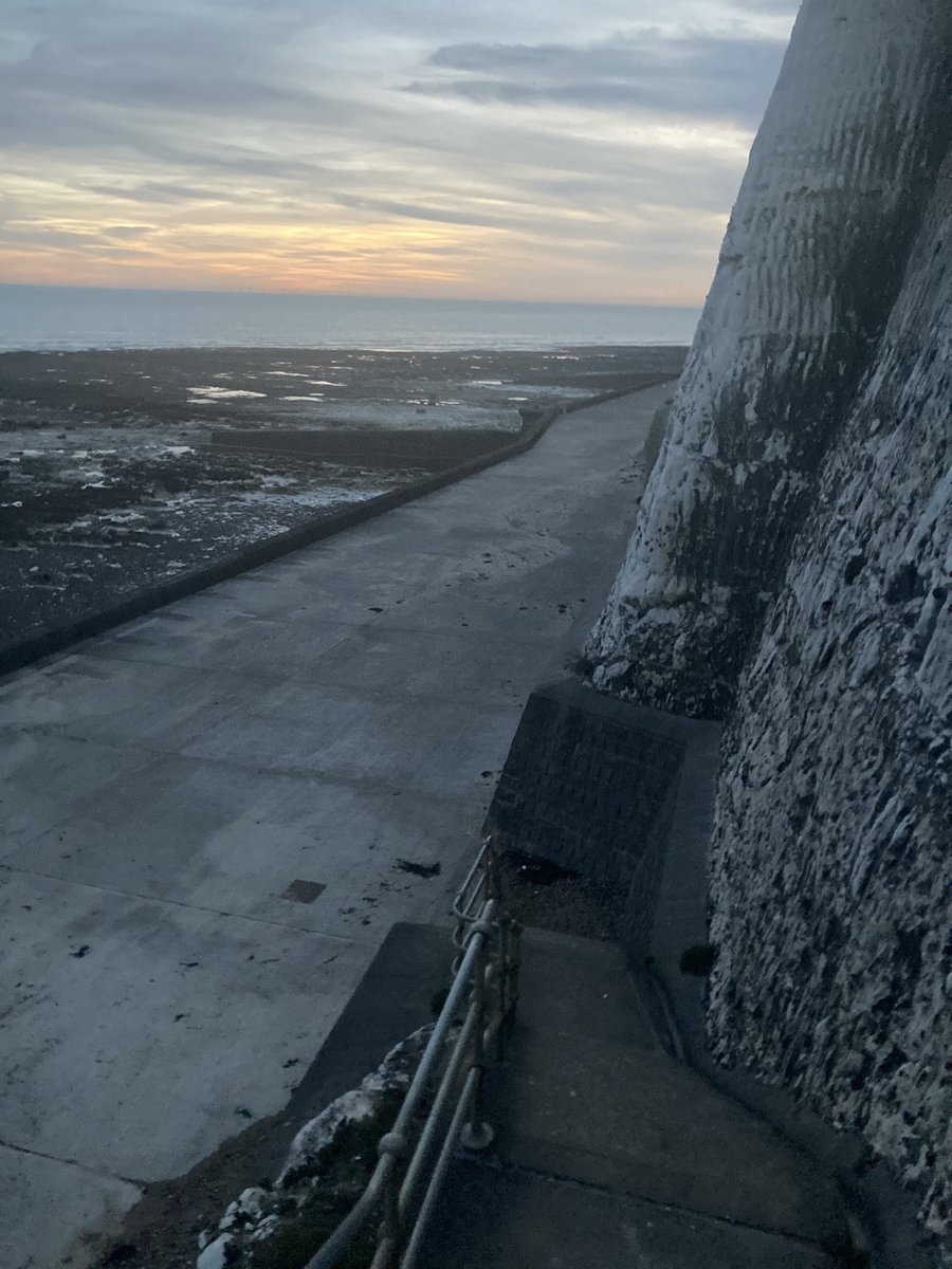 Needed a post gym finisher so quick drive to the cliffs before darkness for some intervals up the steps 🥵🏃🏻‍♂️. #health #wellness #fitnessover40 #movement #cardio #exercise #outdoorexercise #nature