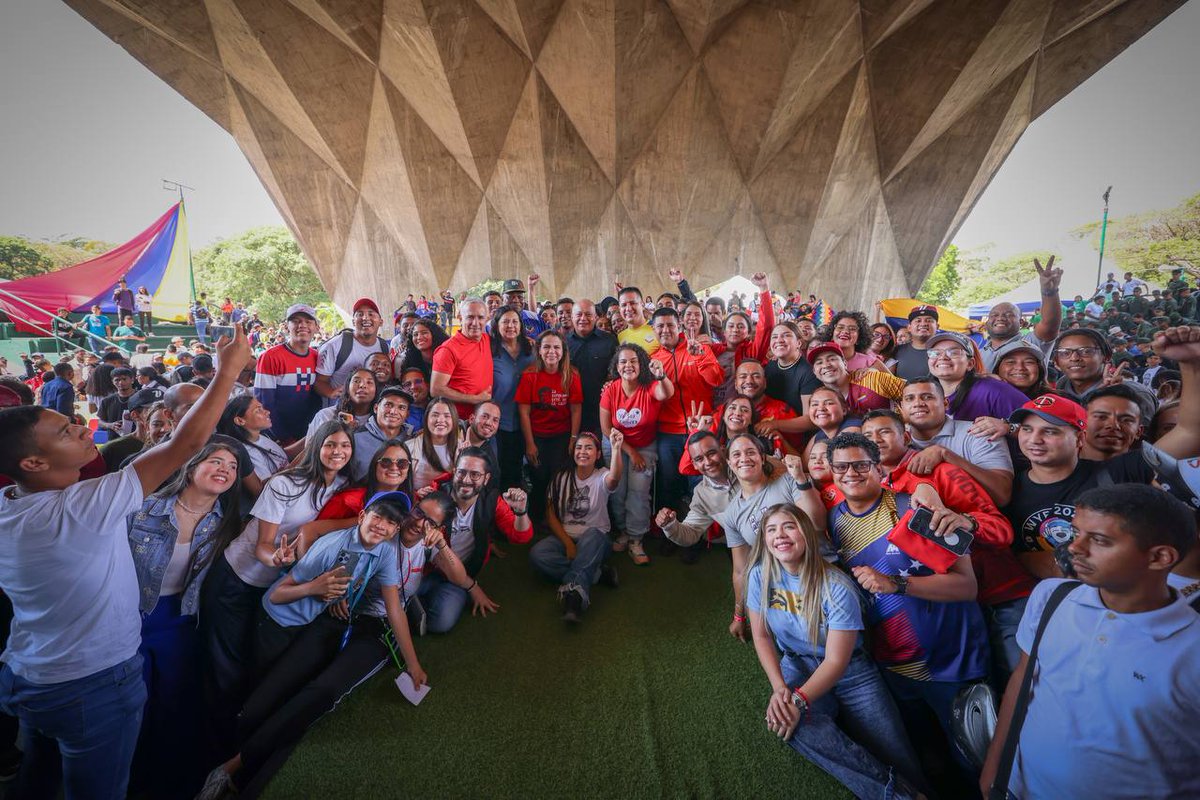 El primer vicepresidente del Partido Socialista Unido de Venezuela (@PartidoPSUV), Diosdado Cabello Rondón (@dcabellor), aseguró que el futuro de la Revolución Bolivariana depende de la conciencia de la juventud del país.

'Muchachos  y muchachas, a ustedes les va a tocar la…