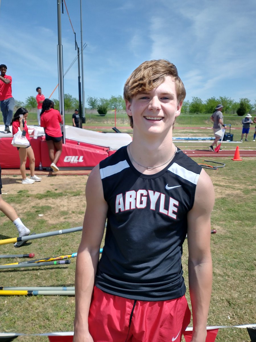 Another vaulter moving on! This time, Zack Holt, with a vault of 14'0 places 🥉!