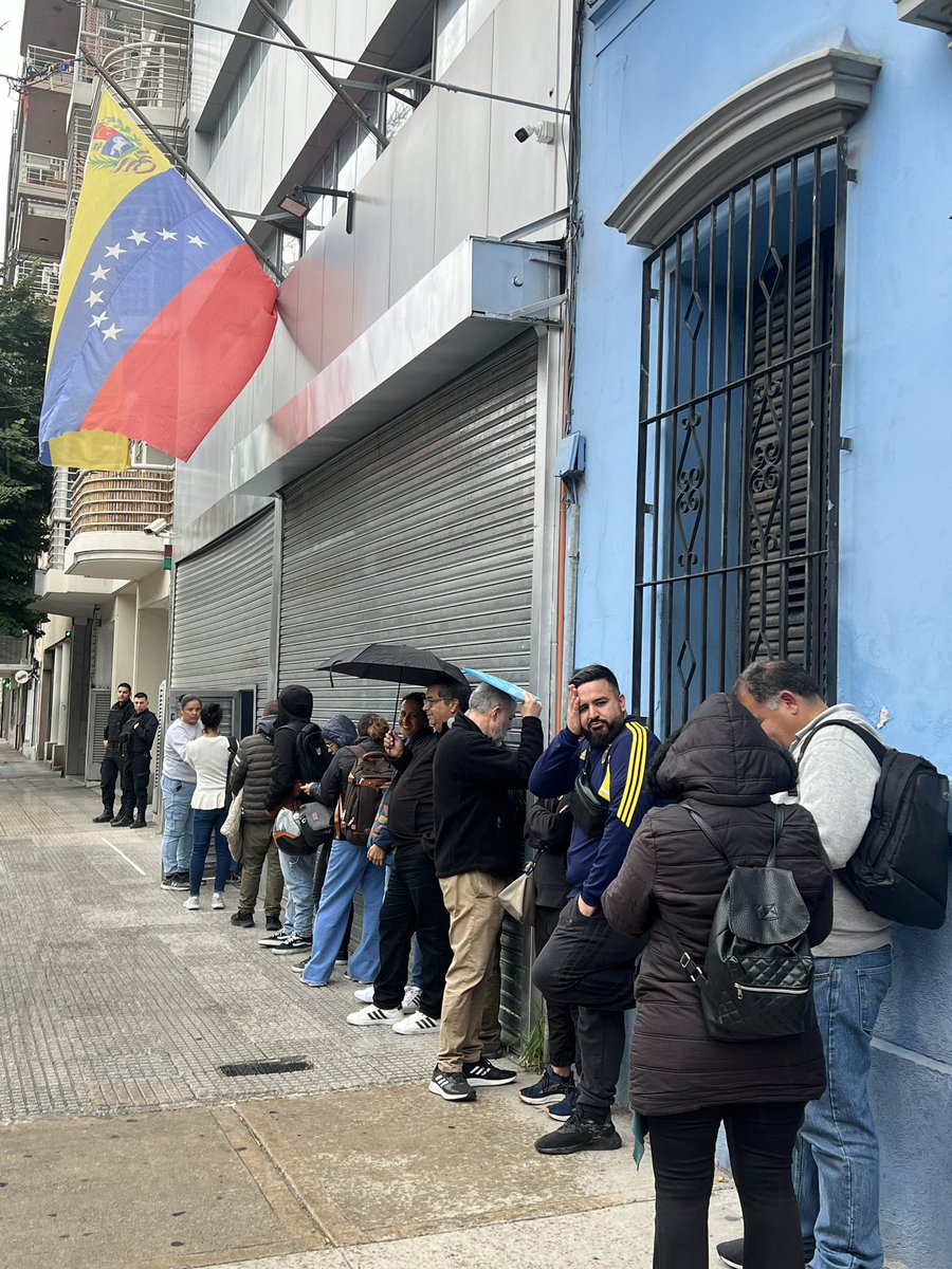 4:40 pm. A pesar de la lluvia, venezolanos esperan para inscribirse en el Registro Electoral en la Embajada de Venezuela en Argentina. #12Abr
