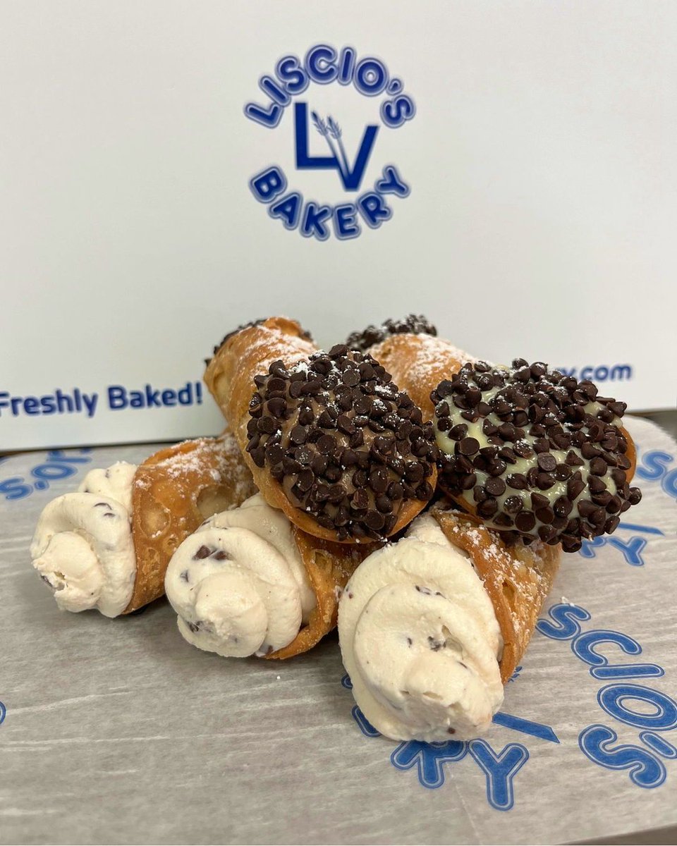 Ready to kick off the weekend? Treat yourself with some delicious Liscio’s #cannolis! 😋 
.
.
.
.
#LisciosBakery #ItalianBakery #SweetTreats #Dessert #DessertLovers #HappyWeekend