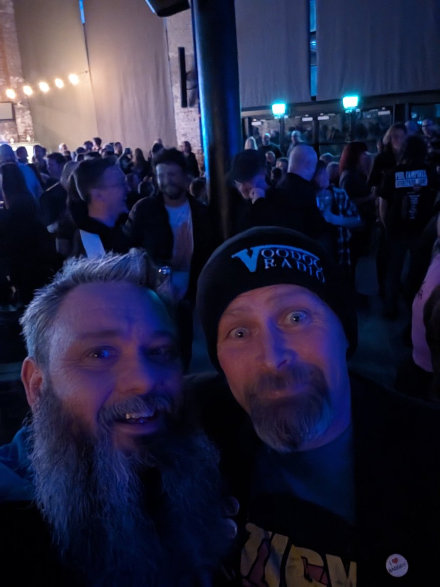 The people you meet out and about 🤣 <a href="/PabloBonzo/">Pablo's Vault of Horror</a>  seeing <a href="/LaikaTone/">Tony Wright</a> &amp; terrorvision!