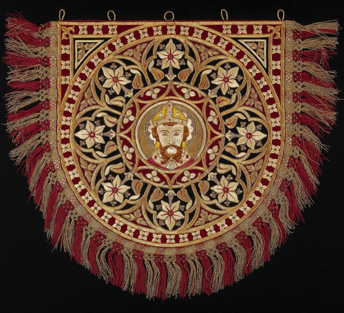 Stunning cope hood of embroidered silk velvet, designed by AWN Pugin for St Augustine, Ramsgate, Kent. Depicts Saint Thomas of Canterbury. Made 1848-1850 by Lonsdale & Tyler, London, possibly embroidered by Lucy Powell, Birmingham. #TextileTuesday
collections.vam.ac.uk/item/O10829/co…