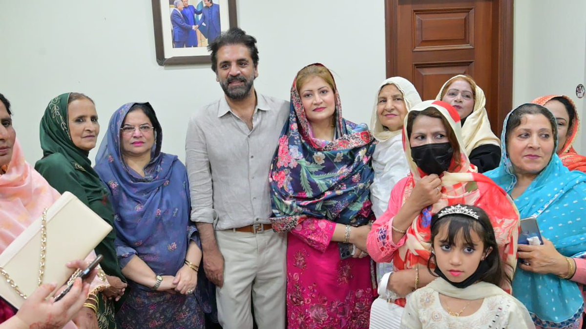 جناح ہاؤس سیالکوٹ میں عید کے پرمسرت موقع پر خصوصی طور پر منعقد کی گئی عید ملن تقریب میں پارٹی ورکرز اور کارکنان سے ملاقات۔