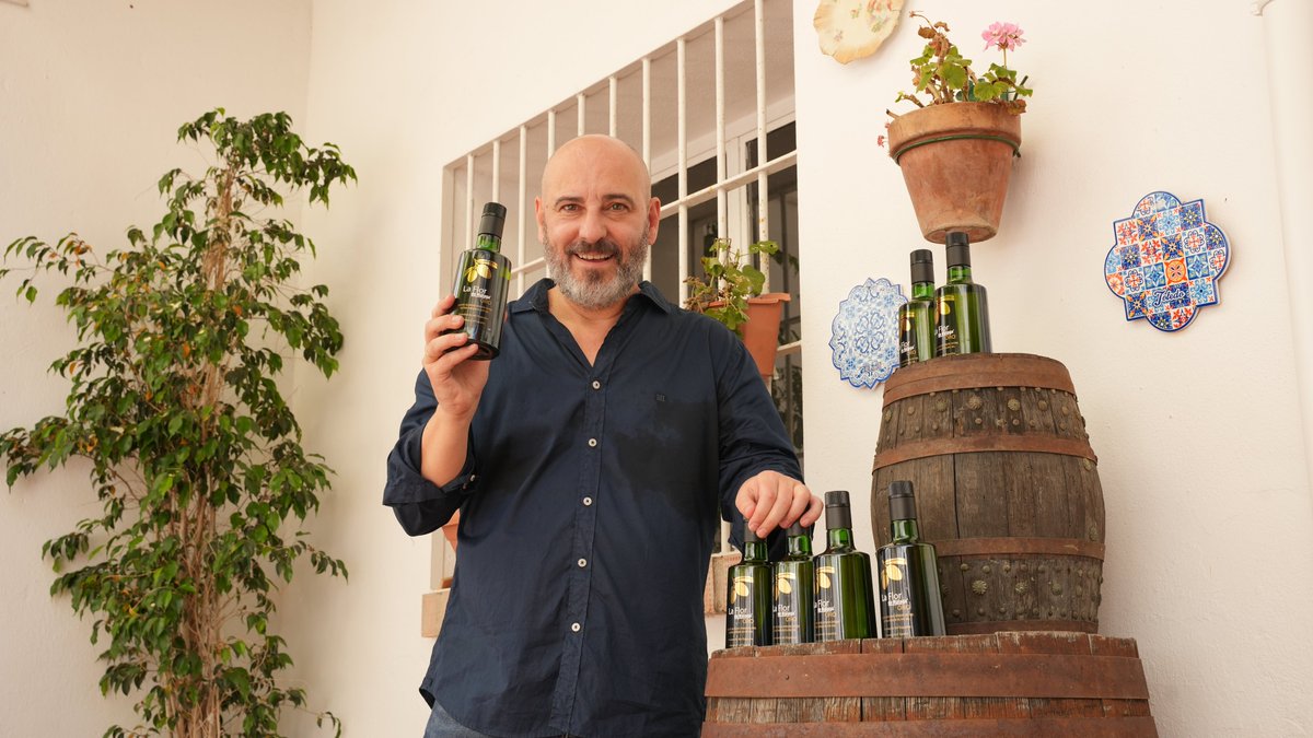 Sumérgete en la calidad de Aceites Málaga, empresa con más de 50 años de experiencia en la producción de los mejores aceites. GRACIAS por vuestro constante respaldo en esta iniciativa cinematográfica comprometida con la cultura malagueña. aceitesmalaga.com @ordoezjaime