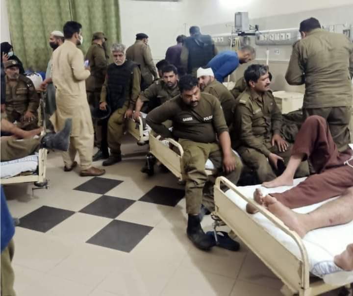 پنجاب پولیس زخمیوں کی عیادت کرتے ہوئے #سانحہ_بہاولنگر