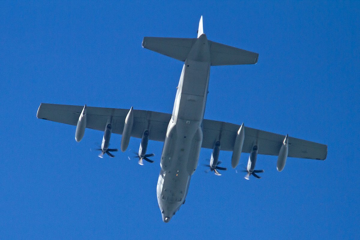 From the garden 0950: Lockheed Martin KC-130J - identity not known as not showing on Freedar or Flightradar24. @c_mperman @WooksAmesbury @stealthy360 @XH487 @clark_aviation @julieinthesky @AvHistorian @mariaribera