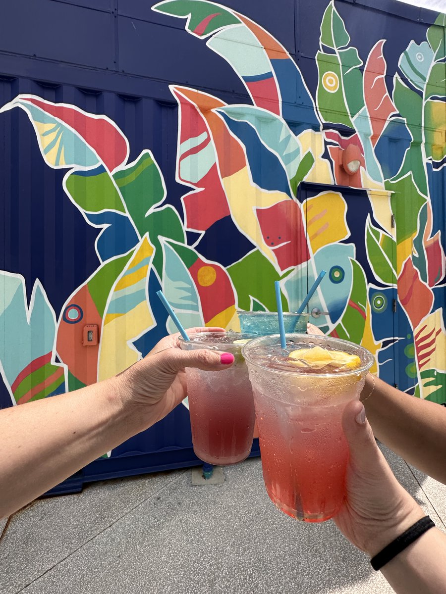 Cheers to the weekend! Try one of our Specialty Cocktails, like the Gasparilla Punch or the Grey Goose Strawberry Lemonade. 

#thesailtampa #tampadrinks #tampabars #tampabar #tampanights #tampanightlight