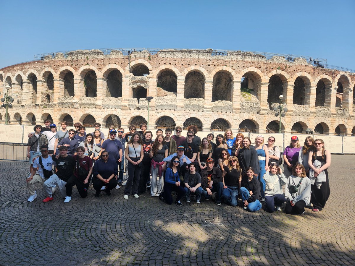 lcisocsci's tweet photo. Stopped in Verona on our way to Venice https://t.co/I9l03rFurB